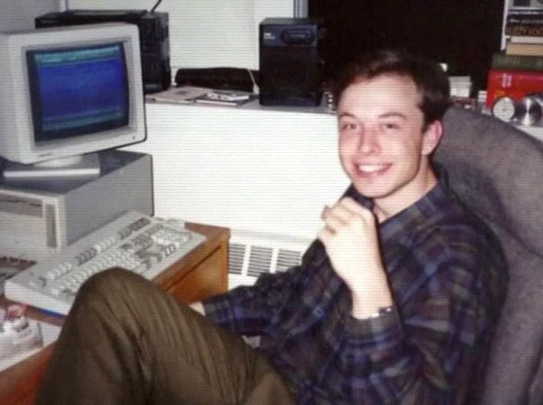 Ritratto trattato in stile broadcast: un fondatore del settore tech davanti a un monitor