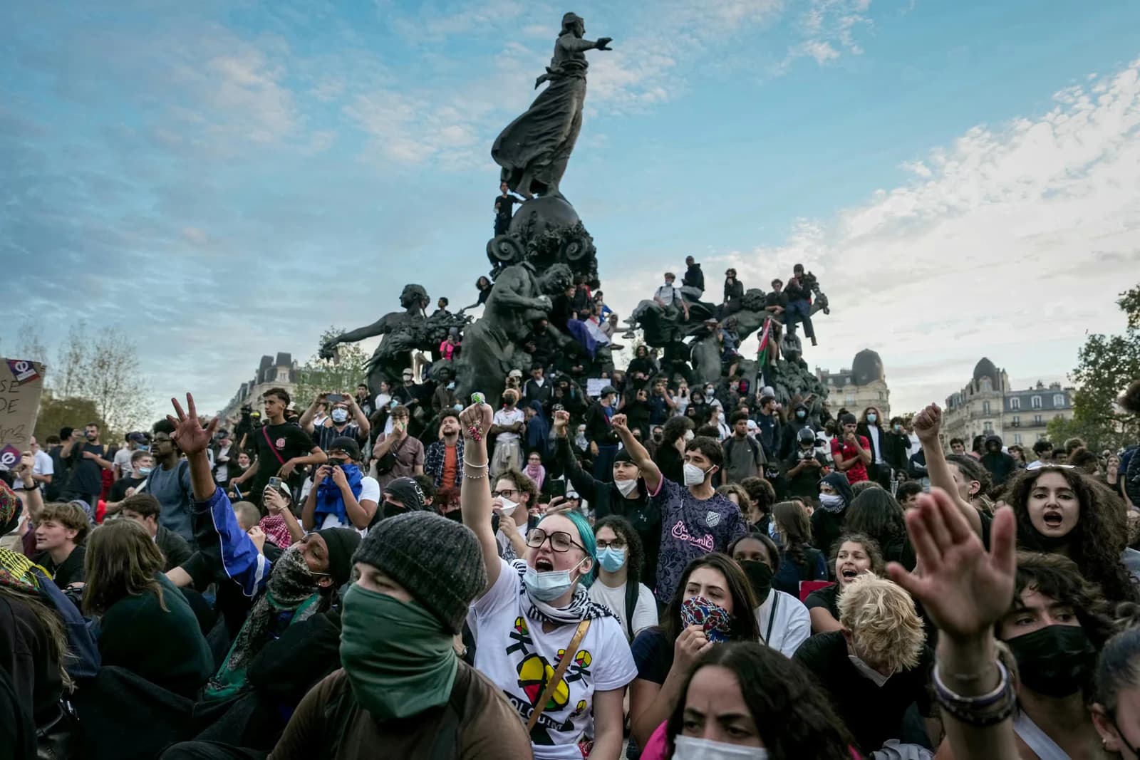 I costumi pop nelle proteste, dal Batman di Buckingham Palace alle rane di Portland